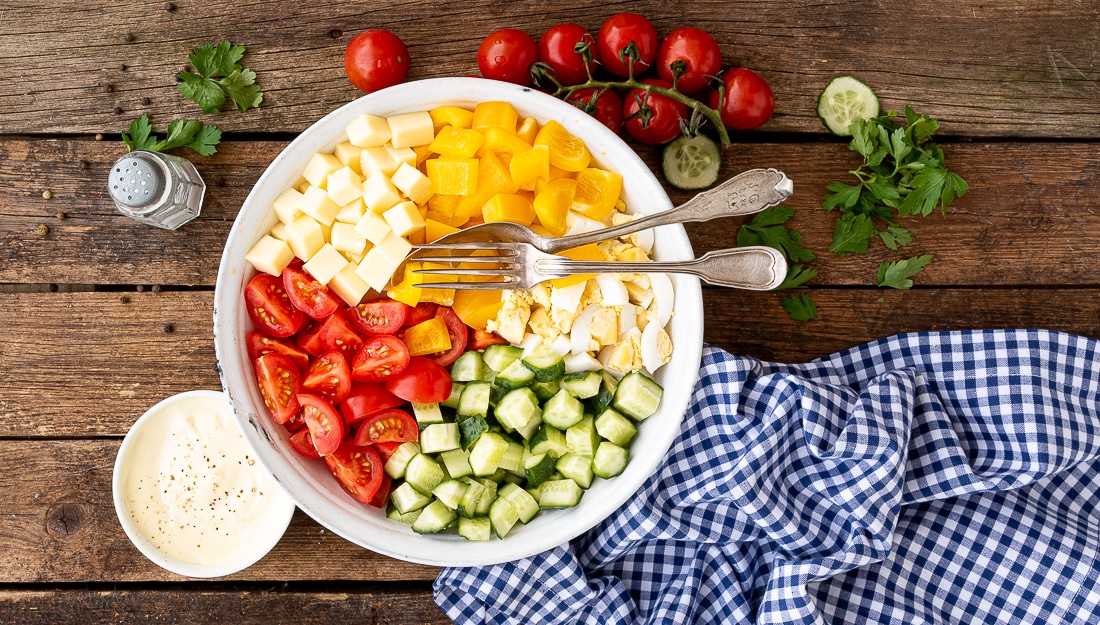 Letní zeleninový salát se sýrem a vejci