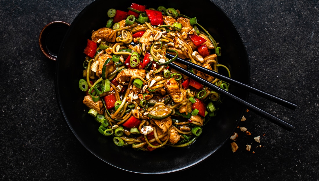 Cuketové stir-fry s kuřecím masem